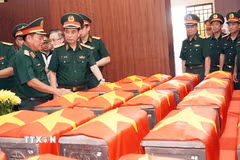 Đại tướng Phan Văn Giang, Phó thủ tướng Chính phủ, Bộ trưởng Bộ Quốc phòng dâng hương tại Nhà tưởng niệm quàn hài cốt các liệt sỹ mới tìm thấy tại công viên Lê Thị Riêng. (Ảnh: Xuân Khu/TTXVN)