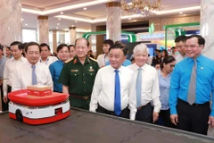 Các đại biểu tham quan Triển lãm “Hành trình sáng tạo - Khát vọng vươn mình.” (Ảnh: Tổng Liên đoàn Lao động Việt Nam)