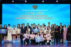 Ban Tổ chức trao các giải thưởng cho các đội thi. (Ảnh: BCT/Vietnam+)
