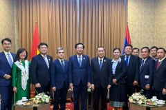 Cuộc gặp song phương giữa hai Bộ trưởng Lao động và Phúc lợi xã hội Lào Phosay Sayasone và Bộ trưởng Bộ Nội vụ Việt Nam Đỗ Thanh Bình. (Ảnh: BNV/Vietnam+)