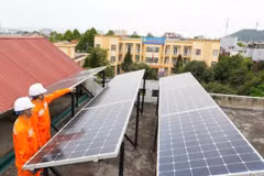 Trong các thời gian cao điểm nắng nóng, nguồn điện mặt trời đóng góp từ 8-10% tổng công suất huy động của hệ thống. (Ảnh: EVN)