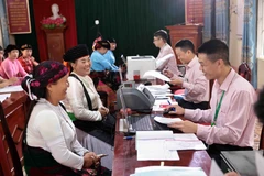 Làm thủ tục vay vốn tín dụng chính sách xã hội cho người dân. (Ảnh: TTXVN)