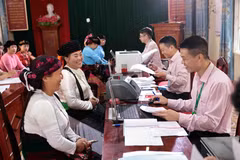 Làm thủ tục vay vốn tín dụng chính sách xã hội cho người dân. (Ảnh: TTXVN)