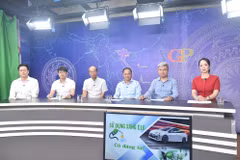 Các chuyên gia, nhà quản lý tham gia Tọa đàm "Sử dụng xăng E10 có đáng lo?" do Cổng Thông tin điện tử Chính phủ tổ chức. (Ảnh: VGP)