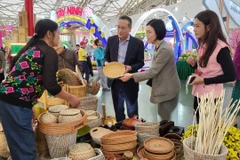 Các đại biểu Tổ chức thúc đẩy ngoại thương Nhật Bản (JETRO) hào hứng và đánh giá cao sản phẩm thủ công truyền thống mang đậm nét văn hoá riêng biệt của Huế. (Ảnh: PV/Vietnam+)