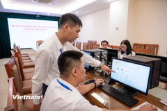 Bộ Nội vụ khuyến khích các địa phương cử cán bộ chuyên môn cấp tỉnh như tài chính, tư pháp, địa chính, công nghệ thông tin... hỗ trợ, "cầm tay chỉ việc" cho cấp xã. (Ảnh: PV/Vietnam+)