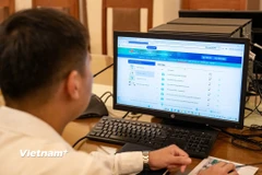 Bộ Nội vụ cho biết còn nhiều thủ tục hành chính có quy định chưa phù hợp để triển khai dịch vụ công trực tuyến toàn trình. (Ảnh: PV/Vietnam+)