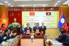 Bộ Nội vụ Việt Nam và Ban Tổ chức Trung ương Đảng Nhân dân Cách mạng Lào ký Bản ghi nhớ hợp tác giữa hai bên giai đoạn 2026-2030. (Ảnh: BNV/Vietnam+)