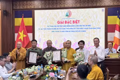 Trao Giải Đặc biệt Giải Báo chí Phật giáo năm 2025 cho nhóm tác giả đoạt giải. (Ảnh: PV/Vietnam+)