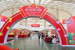 Hàng hóa đang được đưa vào đầy ắp các gian trưng bày, sẵn sàng cho lễ khai mạc vào sáng mai (ngày 2/2). (Ảnh: BCT/Vietnam+)