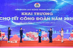 Liên đoàn Lao động thành phố Hà Nội tổ chức chương trình "Tết Sum vầy, Xuân ơn Đảng 2025". (Ảnh: TTXVN)