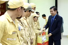 Lãnh đạo Công đoàn Hà Nội trao quà cho công nhân khó khăn Công ty Cổ phần Kim khí Thăng Long. (Ảnh: Minh Nghĩa/TTXVN)