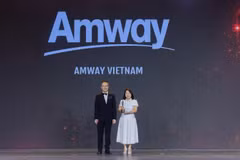 Bà Lê Thị Kim Hoa, Giám đốc Nhân sự Amway Việt Nam nhận giải thưởng từ ban tổ chức. (Nguồn: Vietnam+)
