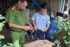 Lực lượng chức năng phát hiện bánh Trung Thu nhãn mác bao bì không rõ nguồn gốc, tiềm ẩn nguy cơ mất an toàn thực phẩm. (Ảnh: Chi cục Quản lý thị trường Hà Nội)