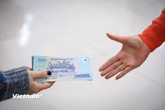 Đối với số kinh phí công đoàn và đoàn phí công đoàn (kết dư, mới đóng) còn lại ở công đoàn cơ sở thì Ban Chấp hành công đoàn cơ sở được quyền chi cho các hoạt động chăm lo, hỗ trợ đoàn viên, người lao động. (Ảnh: PV/Vietnam+)