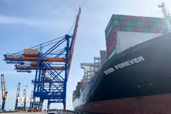 Tàu nước ngoài chuẩn bị cập cảng Gemalink. (Ảnh: Hồng Đạt/TTXVN)