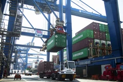 Bốc dỡ hàng hóa trên Cảng Cát Lái (phường Cát Lái) thuộc hệ thống Cảng biển Thành phố Hồ Chí Minh. (Ảnh: Hồng Đạt/TTXVN)