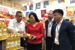 Đoàn công tác Bộ Công Thương khảo sát điểm bán lẻ tại Thành phố Hồ Chí Minh. (Ảnh: Mỹ Phương/TTXVN)
