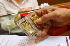 Giá vàng miếng SJC tại Công ty Vàng bạc đá quý Sài Gòn (SJC), Phú Quý và Tập đoàn Doji cùng được niêm yết ở ngưỡng 169,7 triệu đồng/lượng (chiều bán ra). (Ảnh: Vietnam+)
