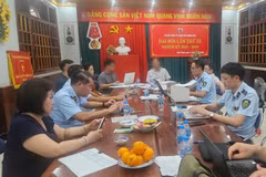 Đoàn công tác của Cục Quản lý và Phát triển thị trường trong nước làm việc với đại diện Công ty TNHH xăng dầu Hồng Đức tại xã Kim Sơn, tỉnh Đồng Tháp. (Ảnh: Cục Quản lý và Phát triển thị trường trong nước)