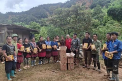 Trao quà cứu trợ khẩn cấp cho người dân bị ảnh hưởng bởi lũ ống, lũ quét. (Ảnh: Hội Chữ thập đỏ Việt Nam)