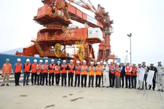 Chủ tịch Tổng Liên đoàn Lao động Việt Nam động viên công nhân vừa thi đua nước rút, vừa thực hiện tốt nghĩa vụ công dân. (Ảnh: Tổng Liên đoàn Lao động Việt Nam)