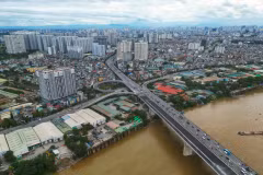 Yếu tố tự nhiên như lòng sông được Hà Nội sử dụng để xác định ranh giới, tạo liên kết qua giao thông đường thủy và đặc trưng văn hóa, sinh thái khi sáp nhập các phường, xã. (Ảnh: Anh Tuấn/TTXVN)