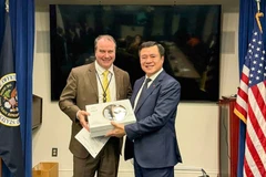 Thứ trưởng Bộ Công Thương, Phó Trưởng Đoàn đàm phán Chính phủ Nguyễn Sinh Nhật Tân và đại diện phía Hoa Kỳ. (Ảnh: BCT/Vietnam+)