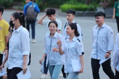 Nhiều thí sinh cảm thấy yên tâm và tự tin hơn khi hoàn thành trọn vẹn môn thi tự luận, sẵn sàng bước vào những môn thi tiếp theo. (Ảnh: PV/Vietnam+)
