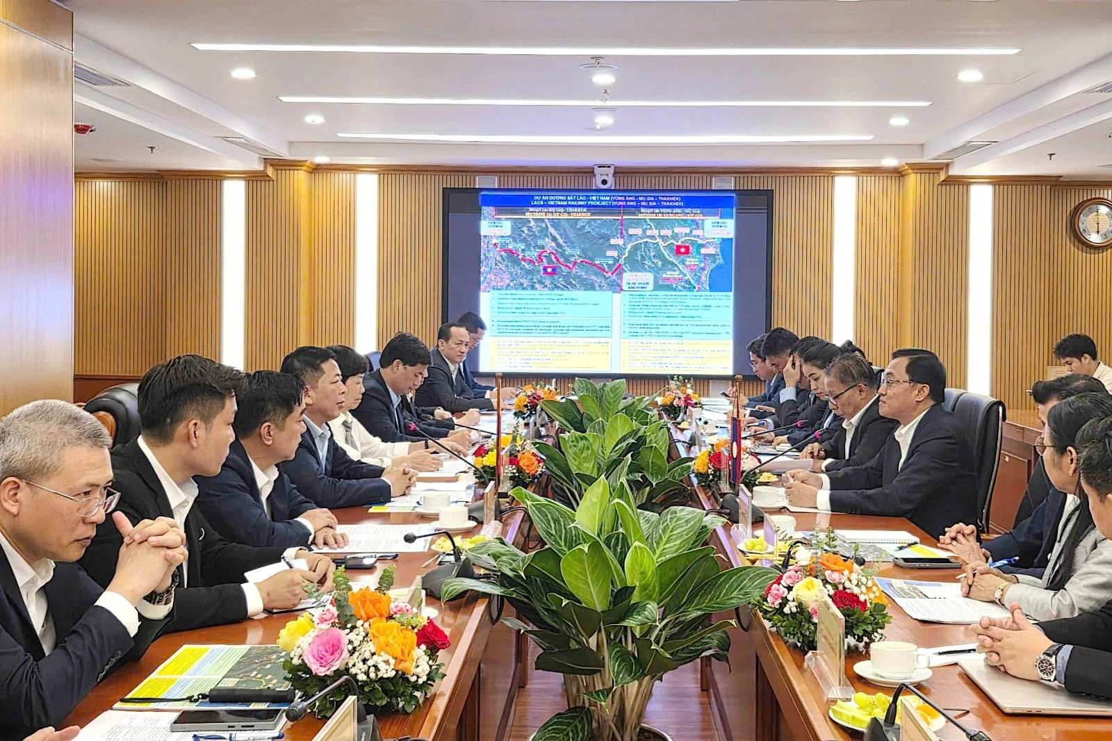 Đẩy nhanh tiến độ 3 dự án giao thông trọng điểm kết nối Việt - Lào