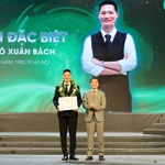 Thứ trưởng Bộ Y tế Trần Văn Thuấn, Trưởng Ban Chỉ đạo Chương trình trao giải đặc biệt cho anh Ngô Xuân Bách đến từ Hà Nội. (Ảnh: PV/Vietnam+)