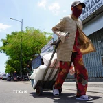 Người dân mưu sinh giữa nắng nóng. (Ảnh: TTXVN/Vietnam+)