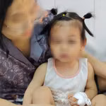 Bệnh nhi sau phẫu thuật được bác sỹ chỉ định tiêm huyết thanh và vaccine phòng dại theo phác đồ. (Ảnh: PV/Vietnam+)