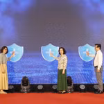Ấn nút phát động Cuộc thi sản phẩm phát thanh, truyền hình về gương sáng trong công tác phòng bệnh. (Ảnh: PV/Vietnam+)