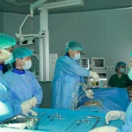 Phó giáo sư Nguyễn Lê Bảo Tiến thực hiện ca phẫu thuật cột sống. (Ảnh: PV/Vietnam+)
