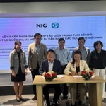 Đại diện Hiệp hội Tư vấn nâng cao sức khỏe Việt Nam và Trung tâm Đổi mới sáng tạo Quốc gia tổ chức Lễ ký kết Thỏa thuận hợp tác. (Ảnh: PV/Vietnam+)