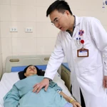 Bác sỹ Bệnh viện K theo dõi sức khỏe cho bệnh nhân. (Ảnh: PV/Vietnam+)