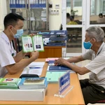 Bác sỹ khám, tư vấn cho người dân về bệnh lao. (Ảnh: PV/Vietnam+)