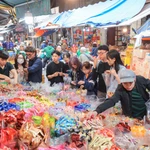 Nhu cầu tiêu thụ thực phẩm tăng cao trong dịp Tết Nguyên đán và mùa Lễ hội. (Ảnh: TTXVN/Vietnam+)