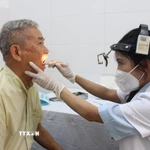 Người cao tuổi được kiểm tra tổng quát tai, mũi, họng. (Ảnh: TTXVN/vietnam+)
