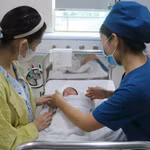 Căn cứ điều kiện kinh tế-xã hội và khả năng cân đối ngân sách nhà nước, các tỉnh, thành phố có chính sách hỗ trợ cặp vợ chồng, cá nhân sinh con, nuôi con. (Ảnh: TTXVN)