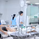Người bệnh được đưa vào cấp cứu tại các bệnh viện. (Ảnh: TTXVN)