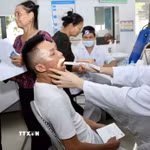 Bộ Y tế đề nghị các đơn vị phân nhóm đối tượng ưu tiên, sắp xếp lịch khám phù hợp. (Ảnh: TTXVN)