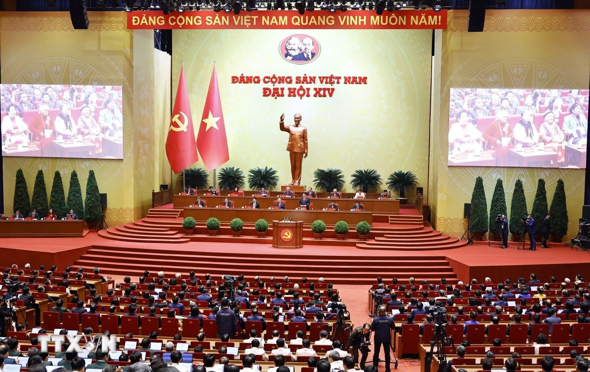 Đảng Cộng sản Việt Nam đổi mới tư duy lãnh đạo, thúc đẩy phát triển đất nước