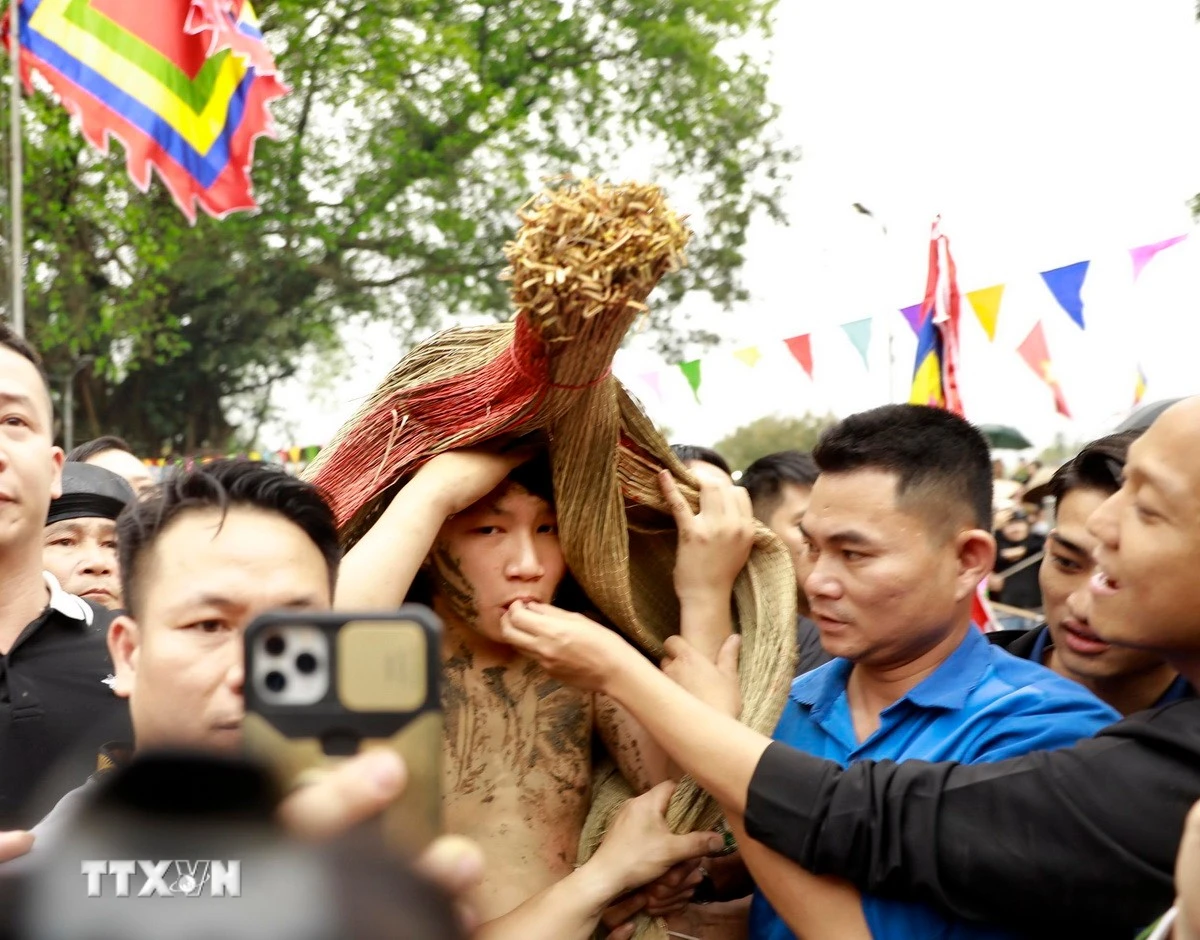 Lễ hội đục bùn xẻ chạy cầu lộc đầu xuân tại Phú Thọ thu hút đông đảo người dân