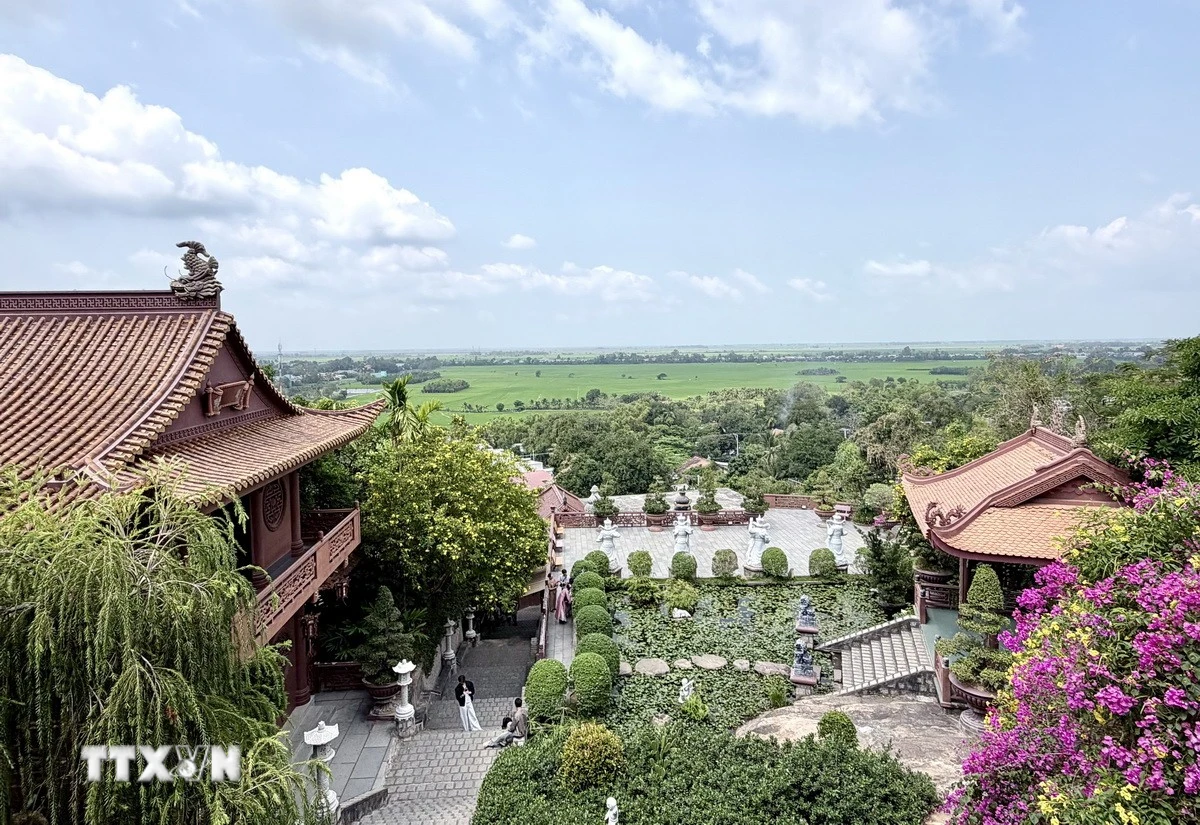 Khám phá chùa Hang núi Sam: Kiến trúc độc đáo và hệ thống hang động linh thiêng