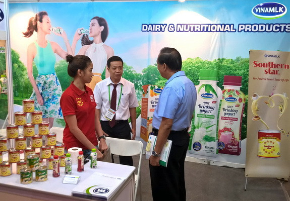 Đại diện Vinamilk giới thiệu đến người tiêu dùng Phillippines những sản phẩm sữa đặc và sữa chua uống được phát triển mẫu mã, hương vị theo khẩu vị địa phương. Vinamilk được phép tự chứng nhận xuất xứ hàng hóa trong ASEAN ảnh 1
