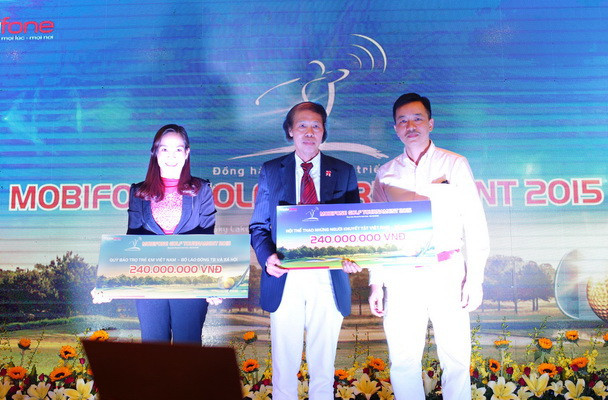 Tổng công ty viễn thông MobiFone đấu giá sim ủng hộ từ thiện ảnh 1