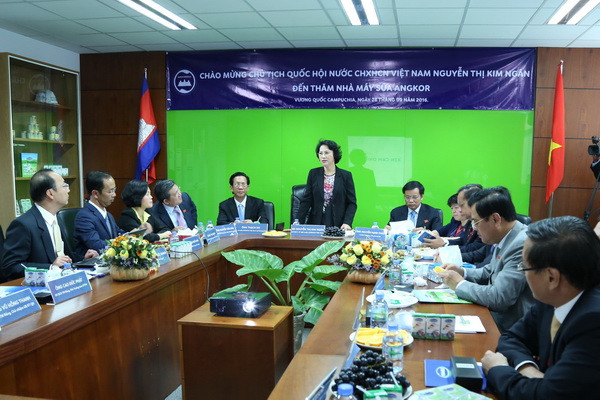 Đoàn đại biểu Quốc hội Việt Nam đến thăm nhà máy sữa Angkor ảnh 1