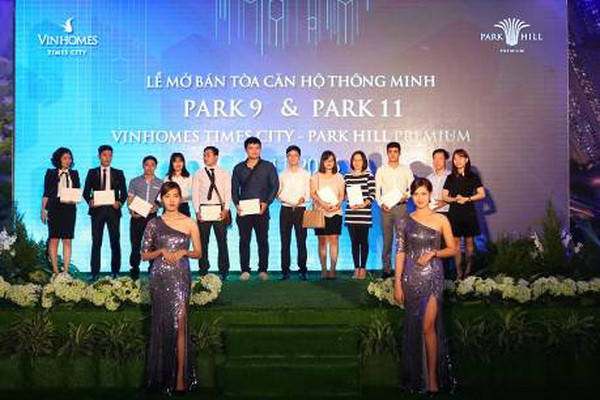 Park Hill Premium thu hút khách hàng trong ngày đầu mở bán ảnh 1